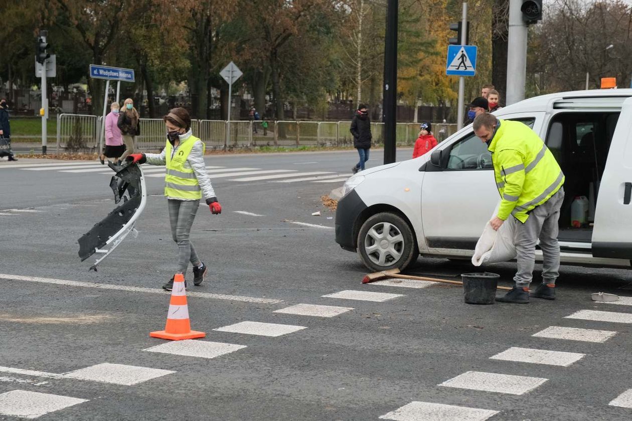  Wypadek na skrzyżowaniu ul. Walecznych i al. Andersa. Uszkodzona sygnalizacja (zdjęcie 1) - Autor: Maciej Kaczanowski