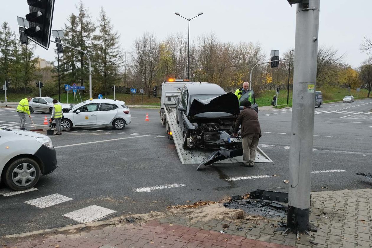  Wypadek na skrzyżowaniu ul. Walecznych i al. Andersa. Uszkodzona sygnalizacja (zdjęcie 1) - Autor: Maciej Kaczanowski