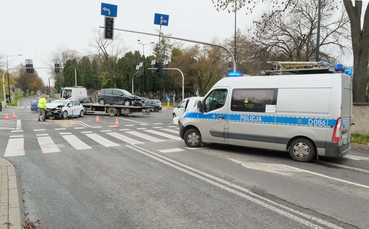  Wypadek na skrzyżowaniu ul. Walecznych i al. Andersa. Uszkodzona sygnalizacja (zdjęcie 1) - Autor: Maciej Kaczanowski