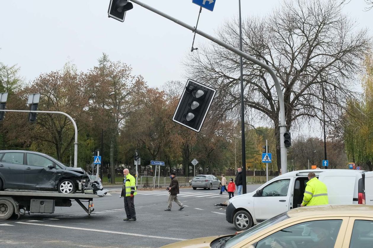  Wypadek na skrzyżowaniu ul. Walecznych i al. Andersa. Uszkodzona sygnalizacja (zdjęcie 1) - Autor: Maciej Kaczanowski