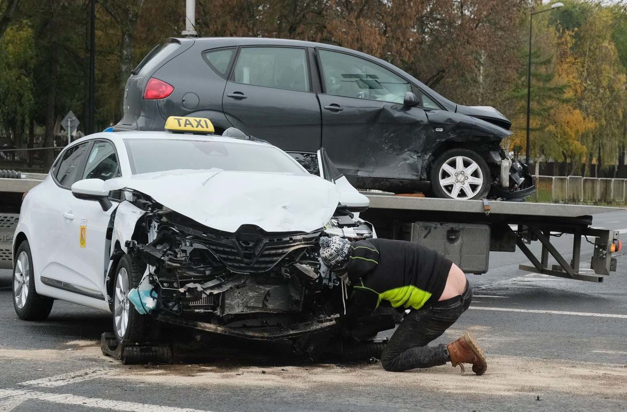  Wypadek na skrzyżowaniu ul. Walecznych i al. Andersa. Uszkodzona sygnalizacja (zdjęcie 1) - Autor: Maciej Kaczanowski