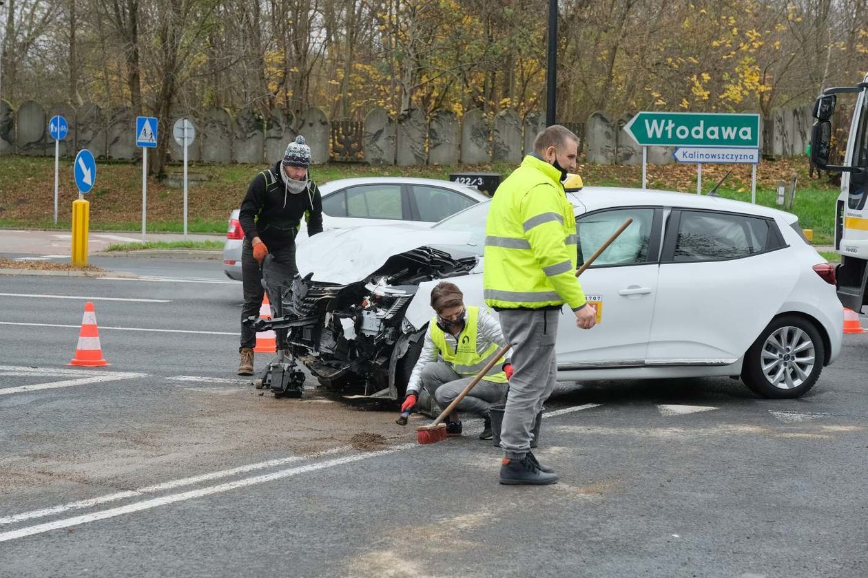  Wypadek na skrzyżowaniu ul. Walecznych i al. Andersa. Uszkodzona sygnalizacja (zdjęcie 1) - Autor: Maciej Kaczanowski