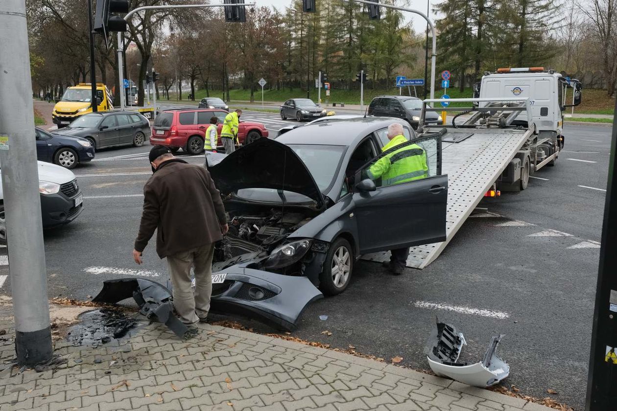  Wypadek na skrzyżowaniu ul. Walecznych i al. Andersa. Uszkodzona sygnalizacja (zdjęcie 1) - Autor: Maciej Kaczanowski