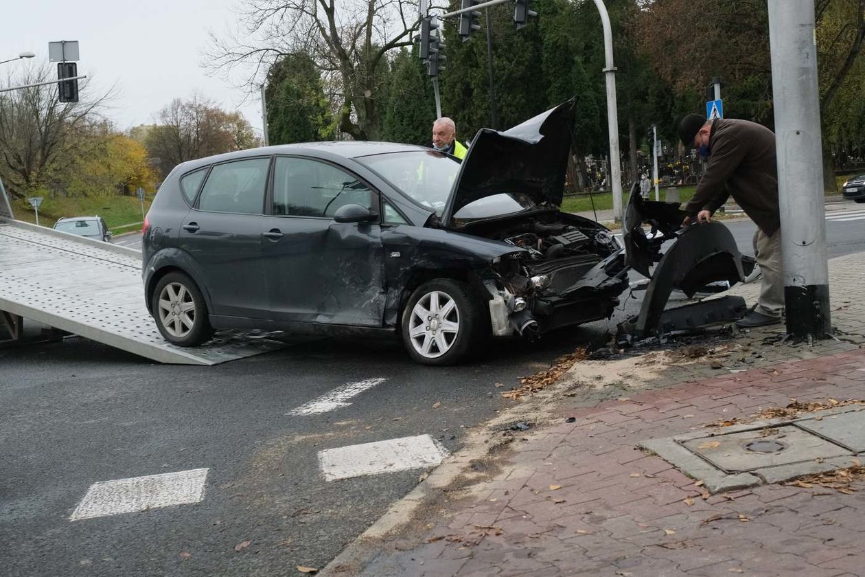  Wypadek na skrzyżowaniu ul. Walecznych i al. Andersa. Uszkodzona sygnalizacja (zdjęcie 1) - Autor: Maciej Kaczanowski