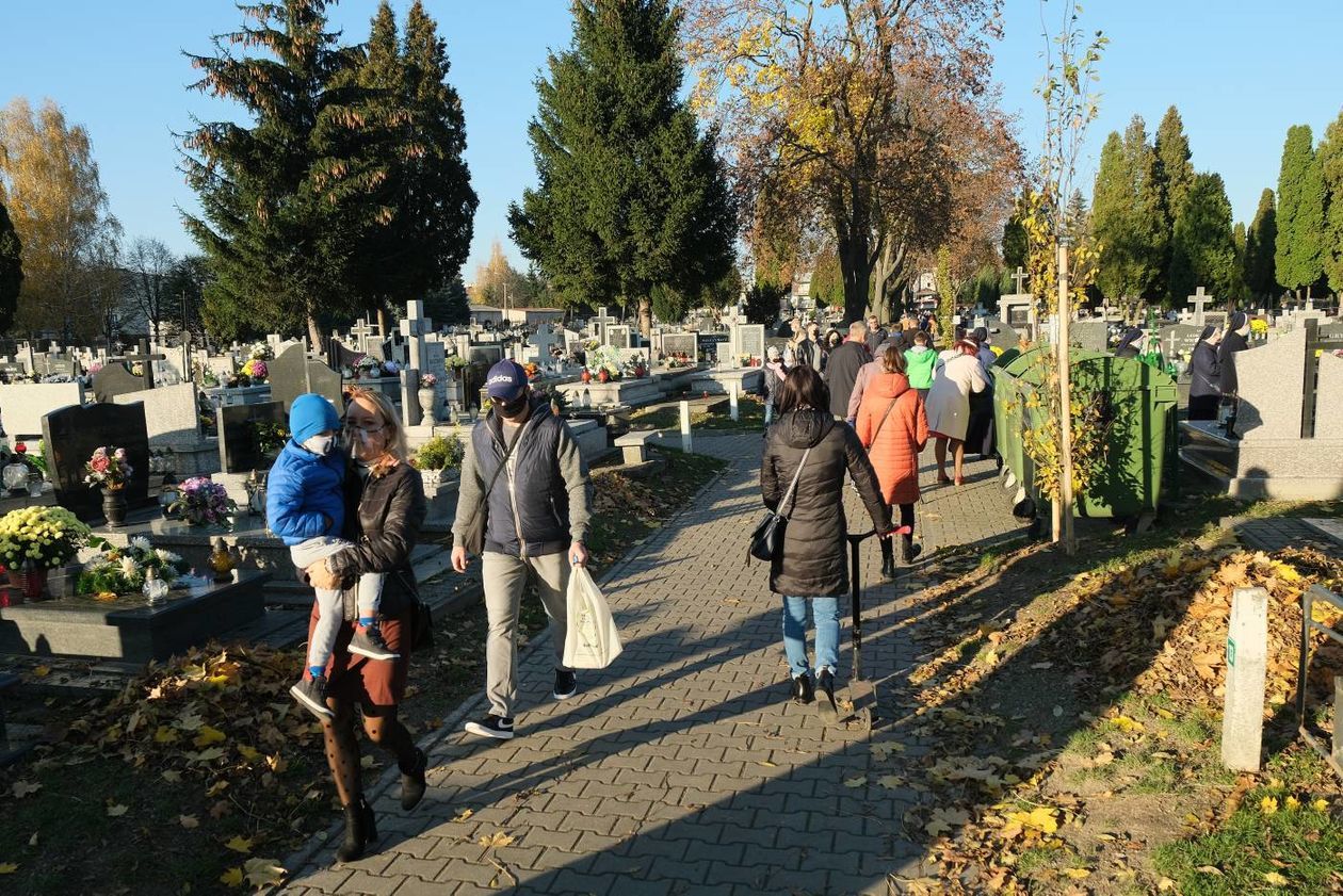  Cmentarz przy ul Walecznych, niedzielne popołudnie (zdjęcie 1) - Autor: Maciej Kaczanowski