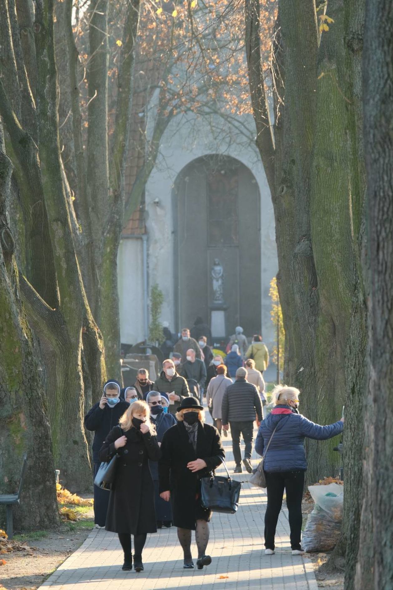  Cmentarz przy ul Walecznych, niedzielne popołudnie (zdjęcie 1) - Autor: Maciej Kaczanowski