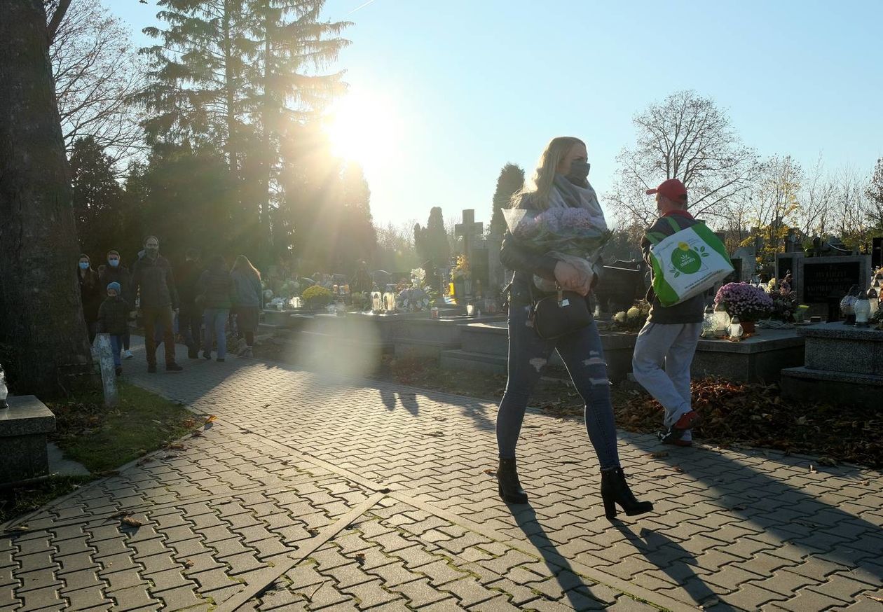  Cmentarz przy ul Walecznych, niedzielne popołudnie (zdjęcie 1) - Autor: Maciej Kaczanowski