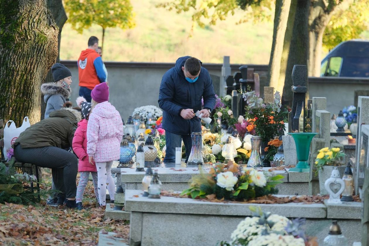  Cmentarz przy ul Walecznych, niedzielne popołudnie (zdjęcie 1) - Autor: Maciej Kaczanowski