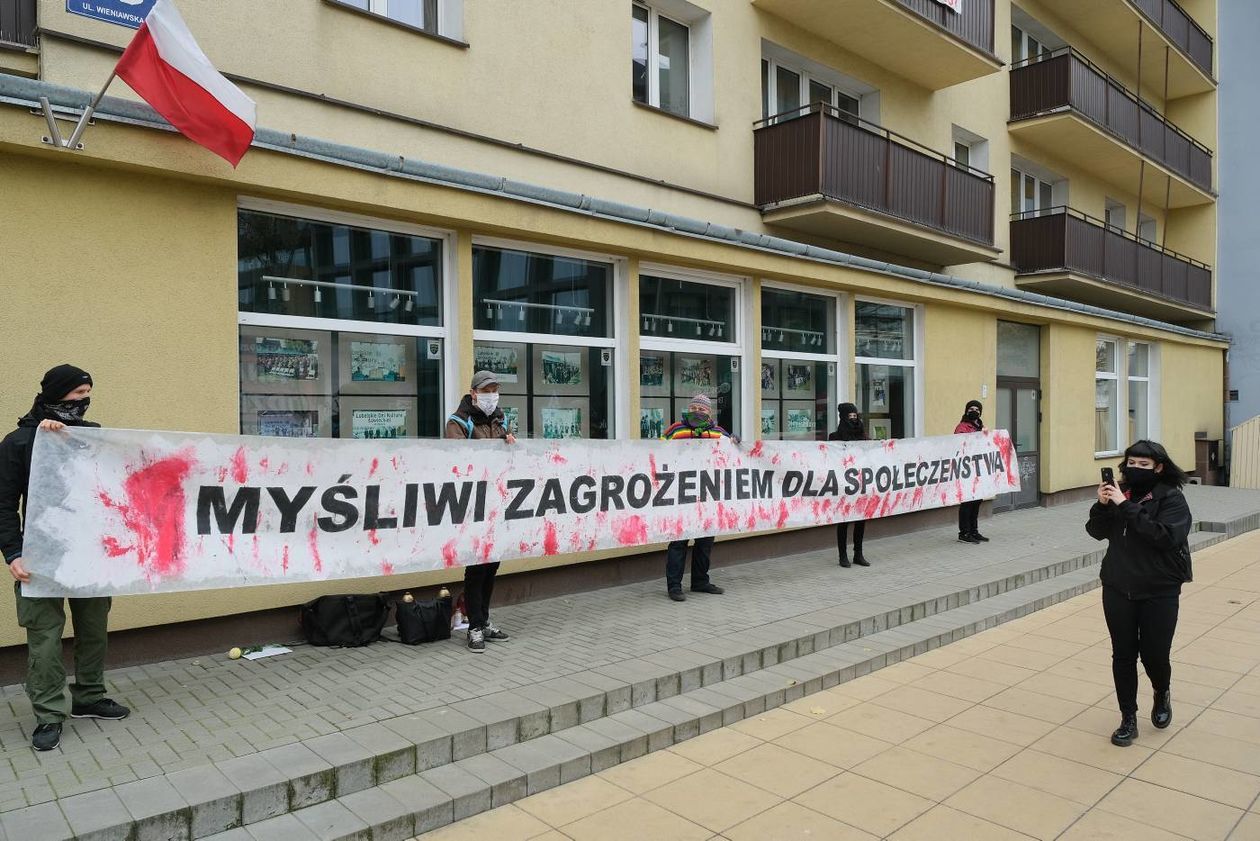  Pikieta przed siedzibą Polskiego Związku Łowieckiego (zdjęcie 1) - Autor: Maciej Kaczanowski