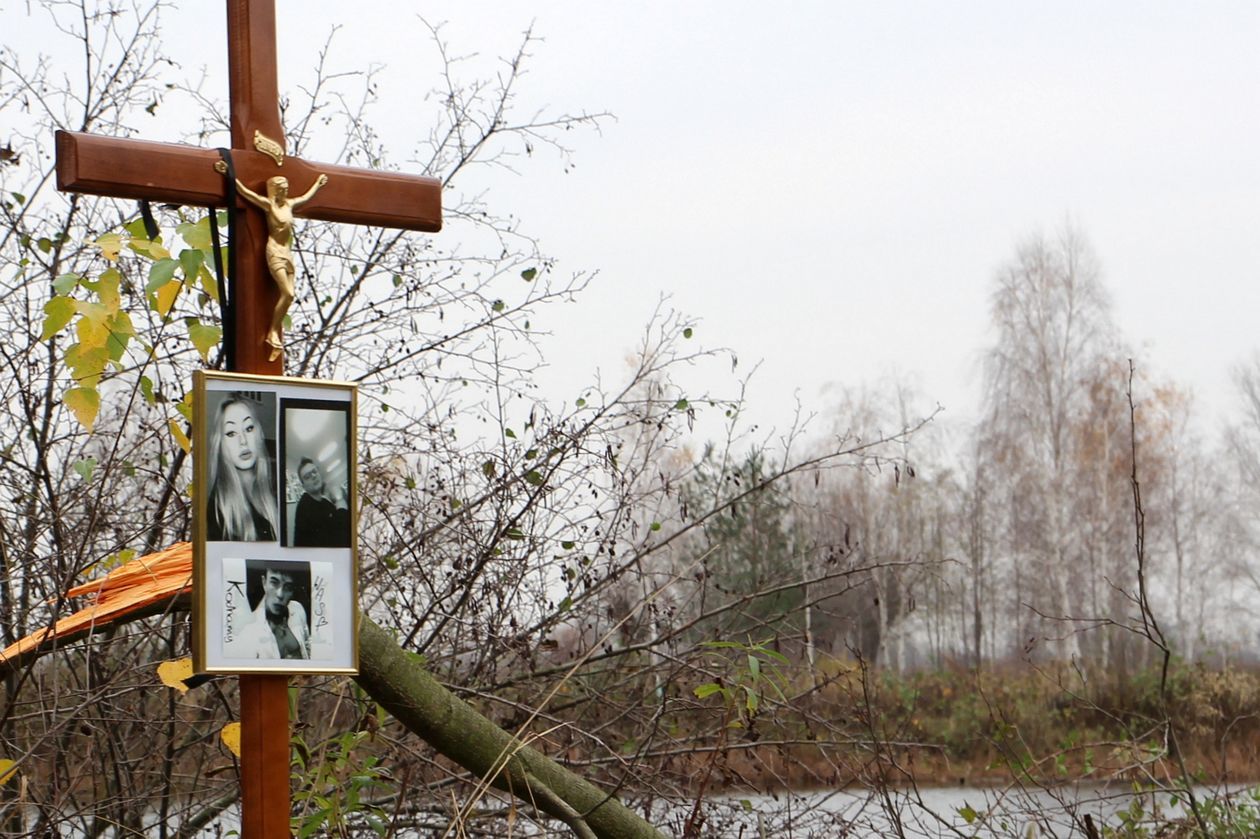  Kwiaty i znicze na miejscu wypadku w Opatkowicach (zdjęcie 1) - Autor: Radosław Szczęch