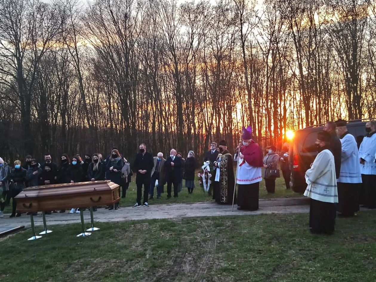  <p>Złożenie ciała zmarłego w rodzinnej Nieledwi koło Hrubieszowa, z udziałem ks. bp. Ryszarda Karpińskiego</p>