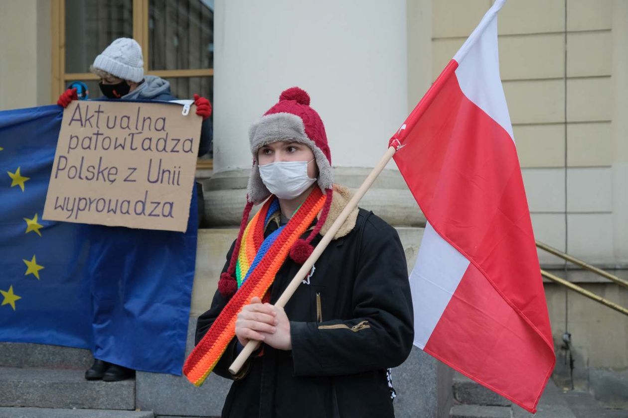  W Lublinie protestowali przeciwko wyjściu Polski z Unii Europejskiej (zdjęcie 1) - Autor: Maciej Kaczanowski