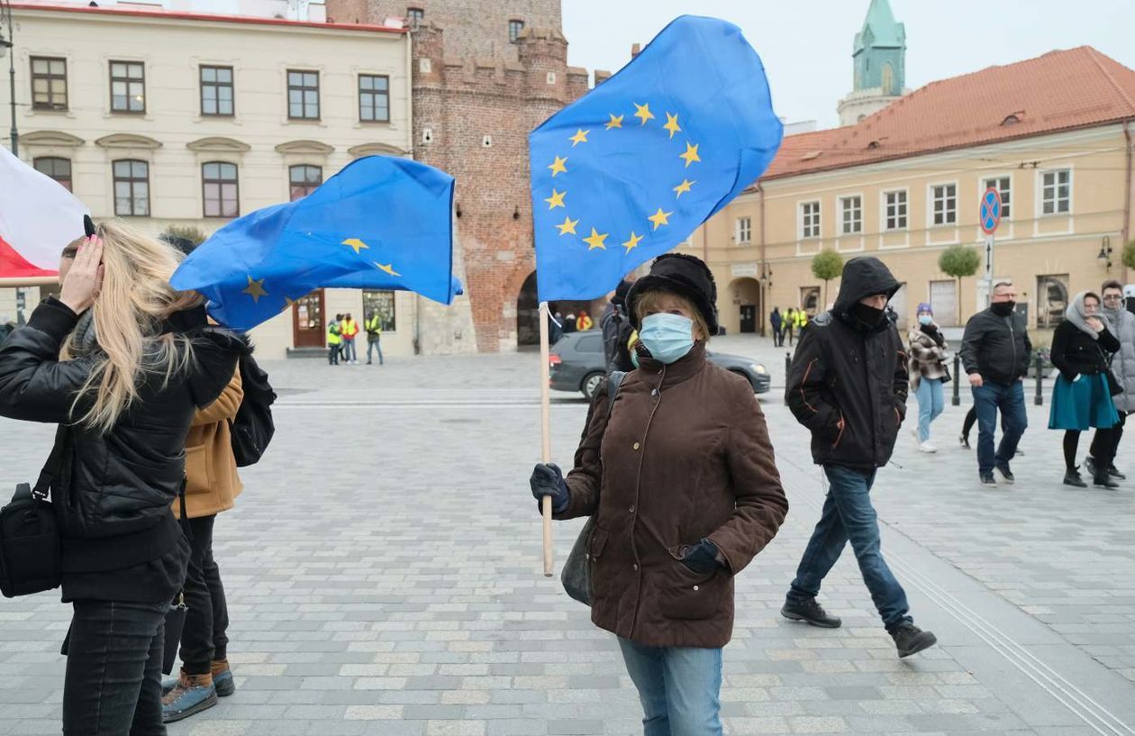  W Lublinie protestowali przeciwko wyjściu Polski z Unii Europejskiej (zdjęcie 1) - Autor: Maciej Kaczanowski