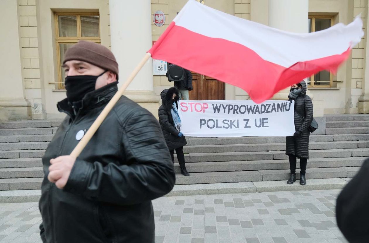  W Lublinie protestowali przeciwko wyjściu Polski z Unii Europejskiej (zdjęcie 1) - Autor: Maciej Kaczanowski