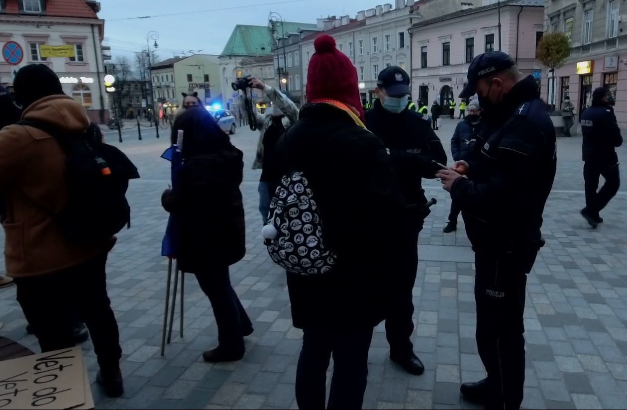  W Lublinie protestowali przeciwko wyjściu Polski z Unii Europejskiej (zdjęcie 1) - Autor: Paweł Buczkowski