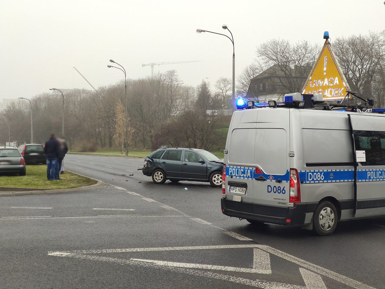  Wypadek na skrzyżowaniu al. Solidarności z ul. Prusa (zdjęcie 1) - Autor: Paweł Buczkowski