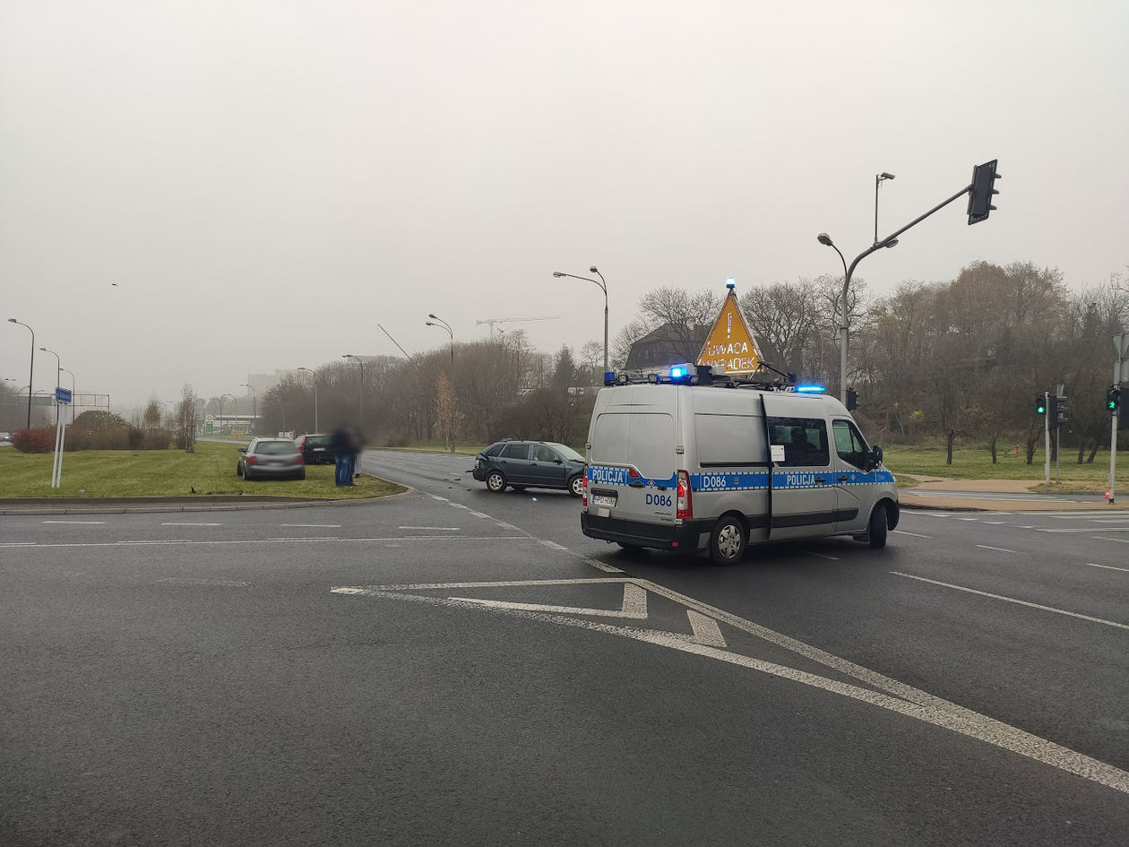  Wypadek na skrzyżowaniu al. Solidarności z ul. Prusa (zdjęcie 1) - Autor: Paweł Buczkowski