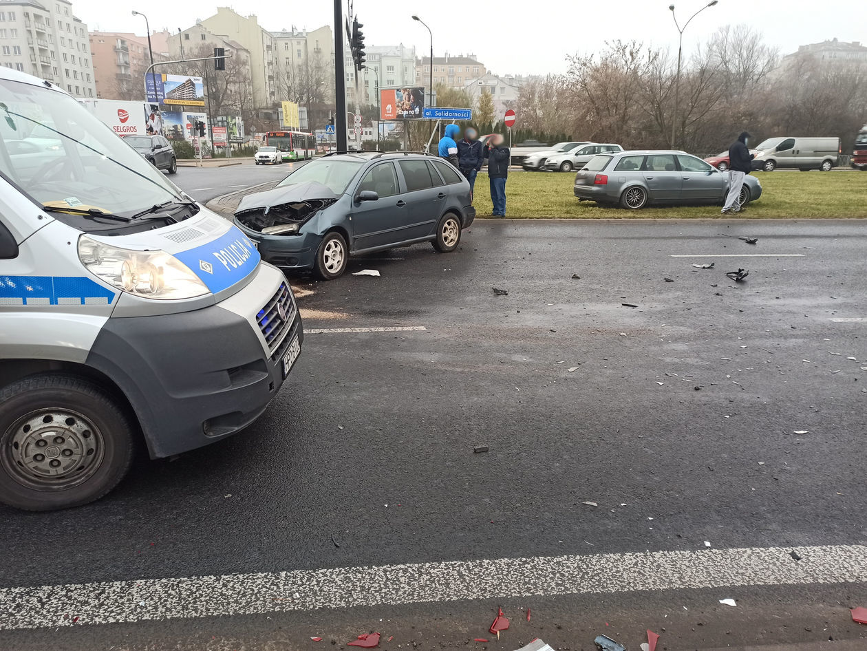  Wypadek na skrzyżowaniu al. Solidarności z ul. Prusa (zdjęcie 1) - Autor: Paweł Buczkowski
