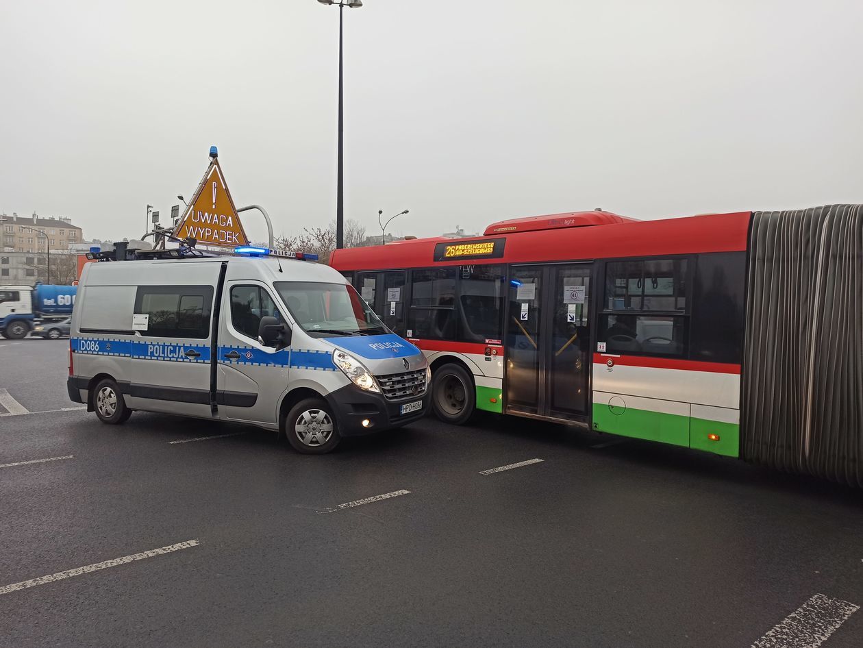  Wypadek na skrzyżowaniu al. Solidarności z ul. Prusa (zdjęcie 1) - Autor: Paweł Buczkowski