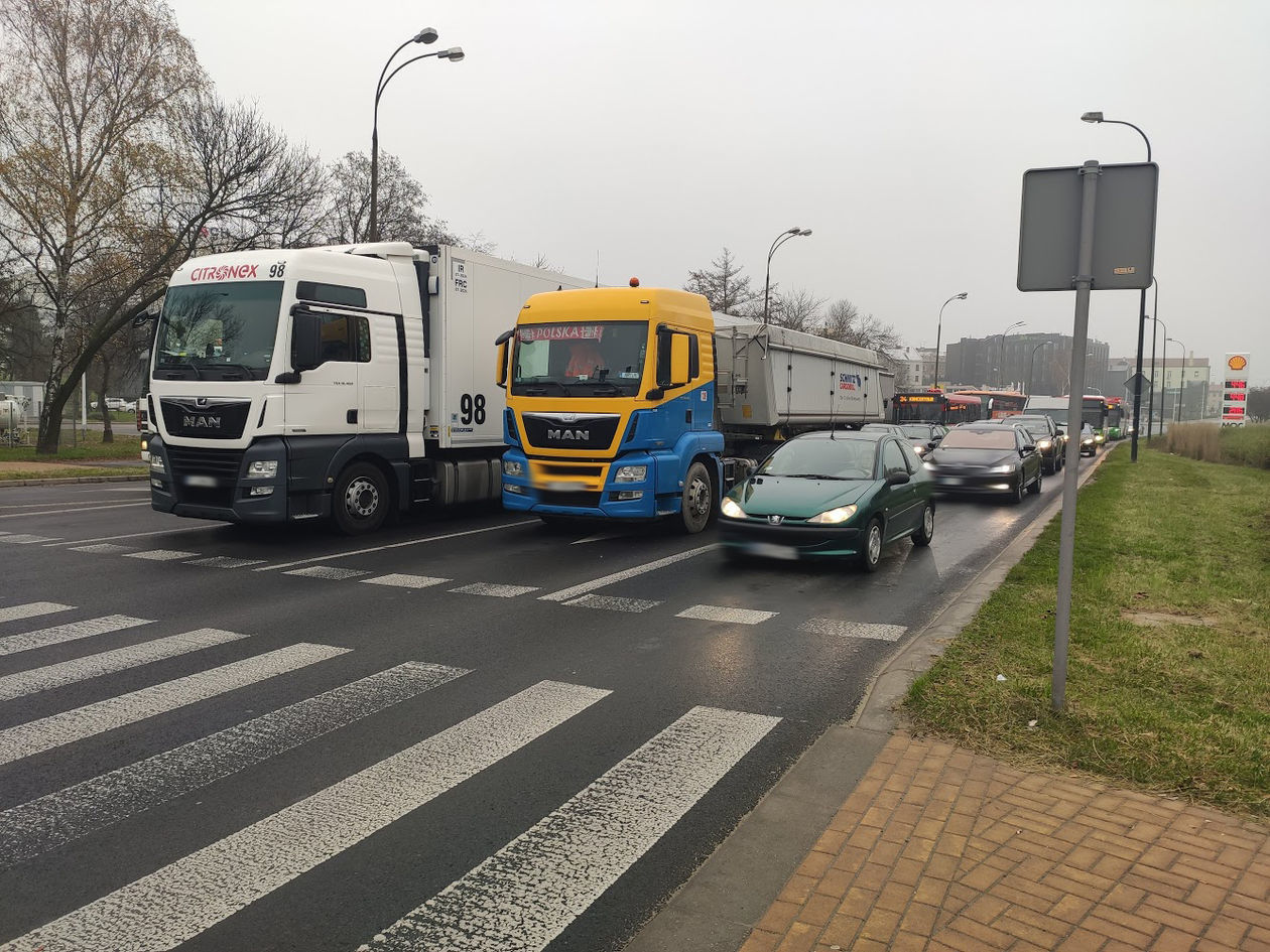  Wypadek na skrzyżowaniu al. Solidarności z ul. Prusa (zdjęcie 1) - Autor: Paweł Buczkowski