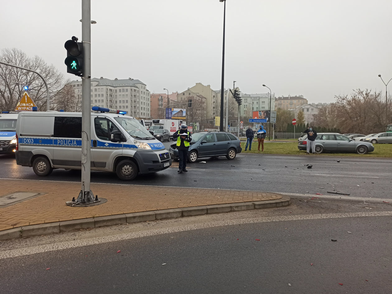  Wypadek na skrzyżowaniu al. Solidarności z ul. Prusa (zdjęcie 1) - Autor: Paweł Buczkowski