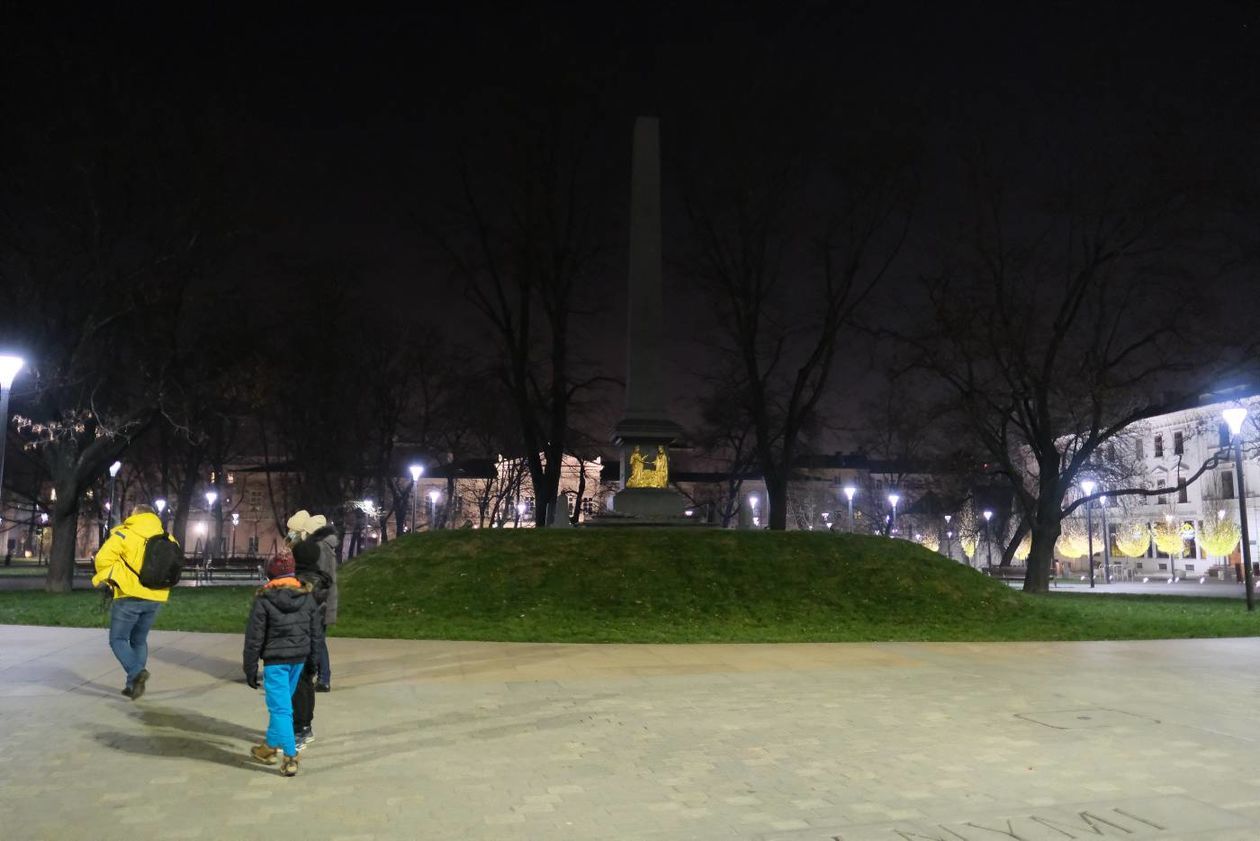  Protest samorzadów: wygaszenie iluminacji na pl. Litewskim (zdjęcie 1) - Autor: Maciej Kaczanowski