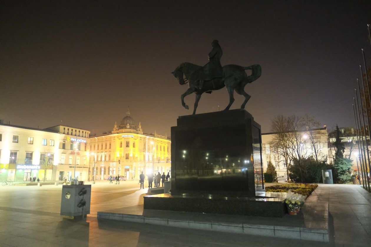  Protest samorzadów: wygaszenie iluminacji na pl. Litewskim (zdjęcie 1) - Autor: Maciej Kaczanowski