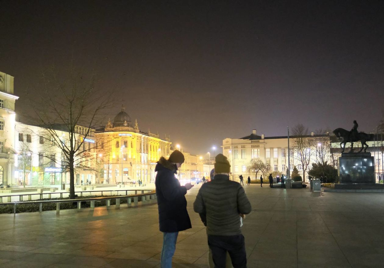  Protest samorzadów: wygaszenie iluminacji na pl. Litewskim (zdjęcie 1) - Autor: Maciej Kaczanowski