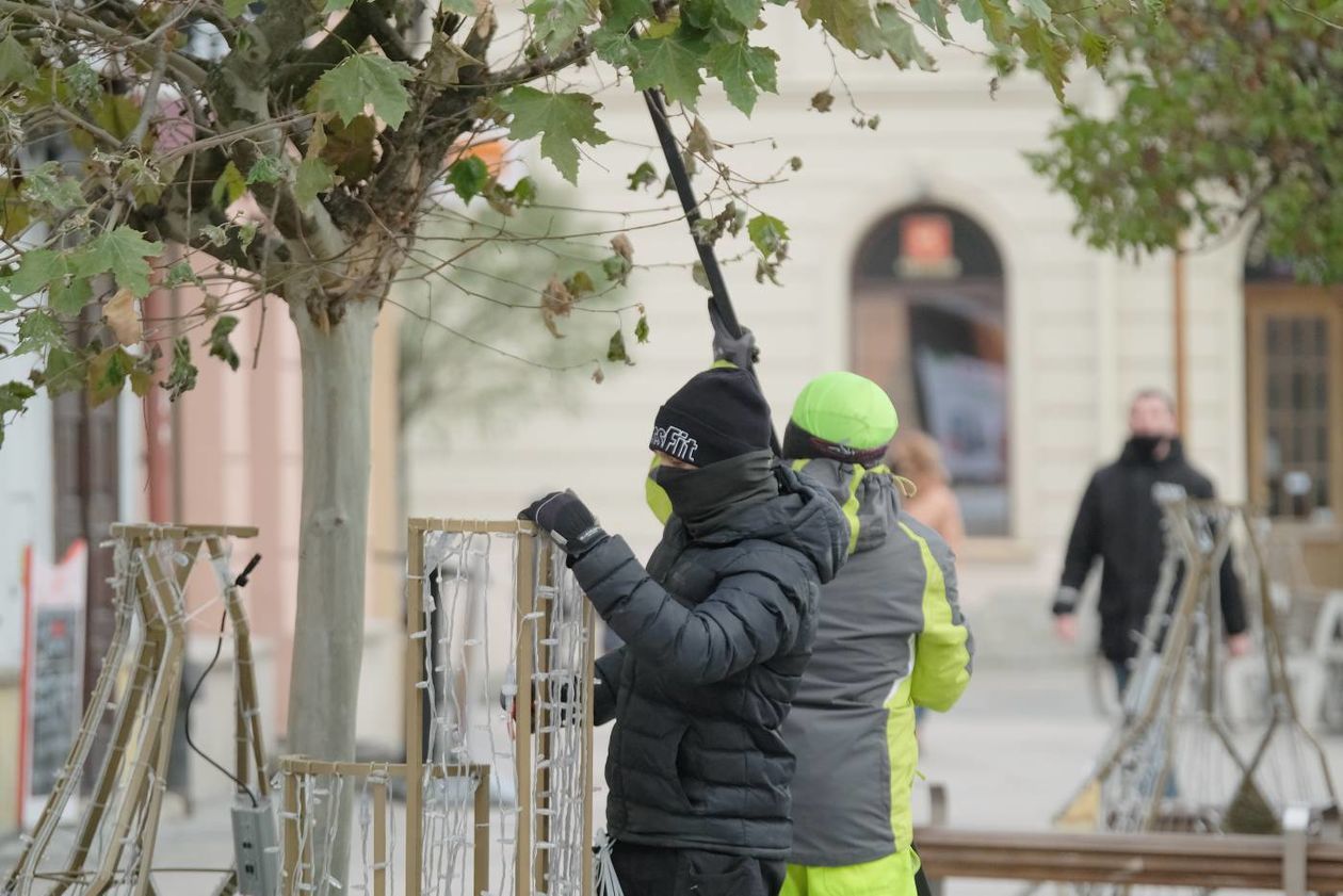  Montaż światecznej iluminacji na lubelskim deptaku (zdjęcie 1) - Autor: Maciej Kaczanowski