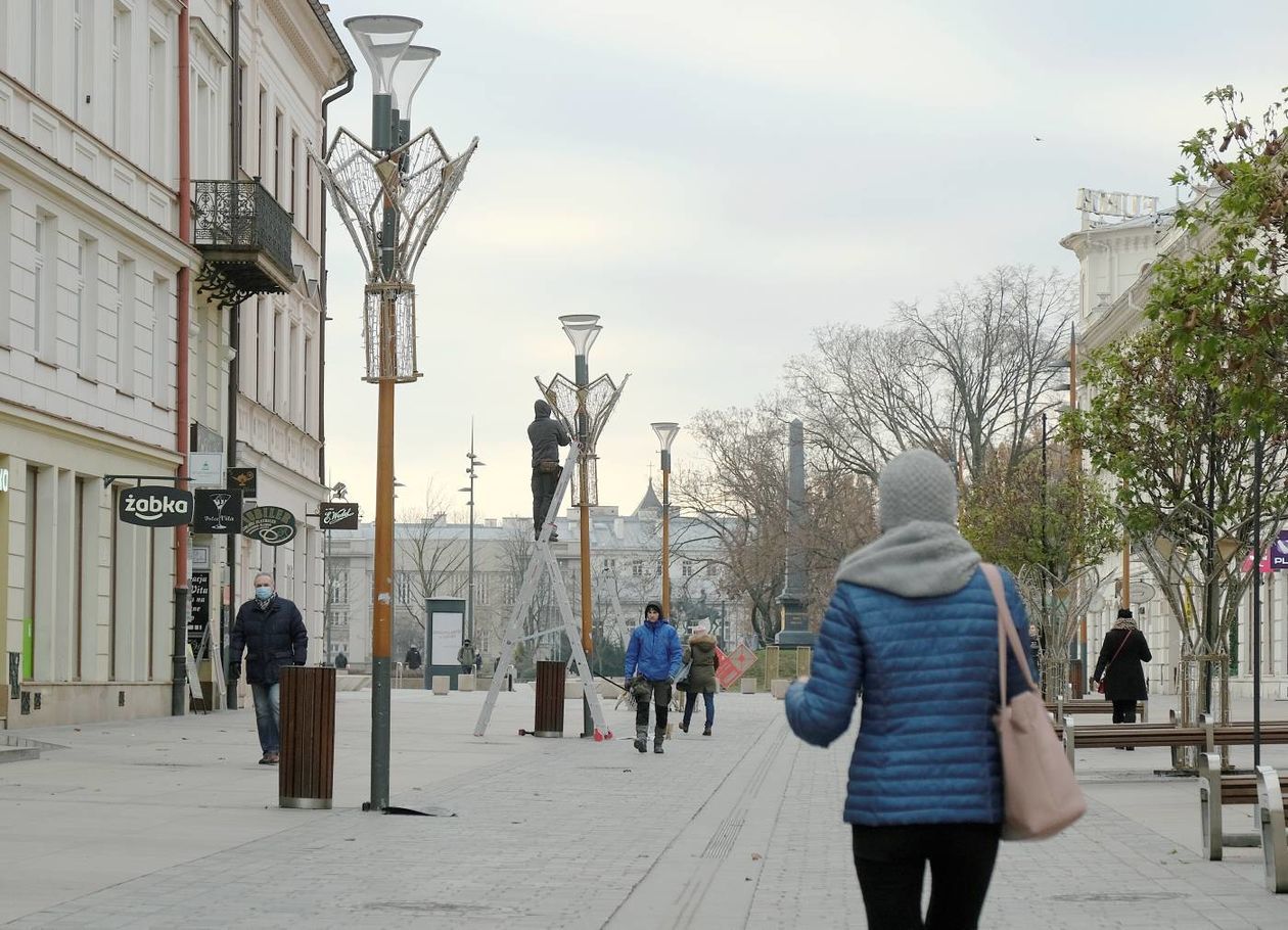  Montaż światecznej iluminacji na lubelskim deptaku (zdjęcie 1) - Autor: Maciej Kaczanowski