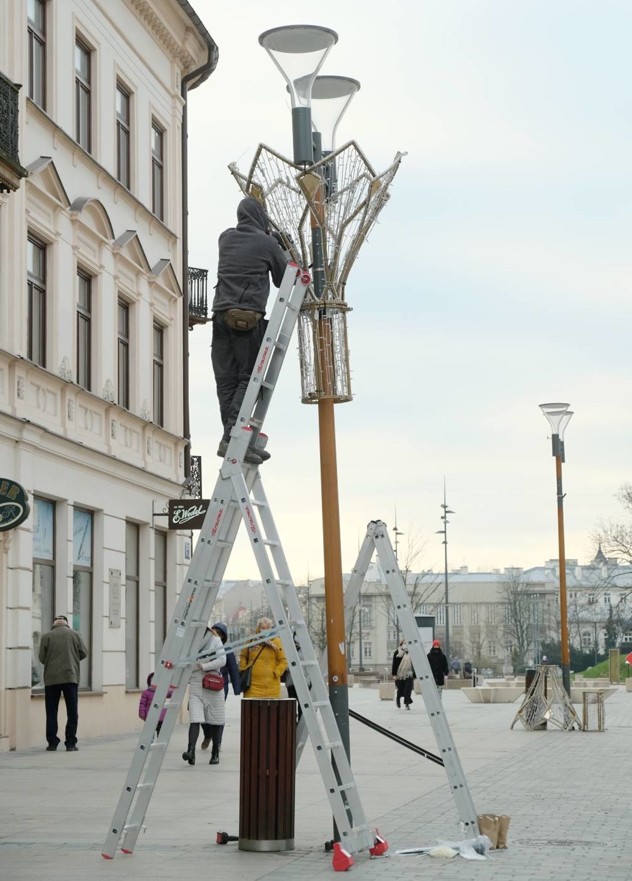  Montaż światecznej iluminacji na lubelskim deptaku (zdjęcie 1) - Autor: Maciej Kaczanowski