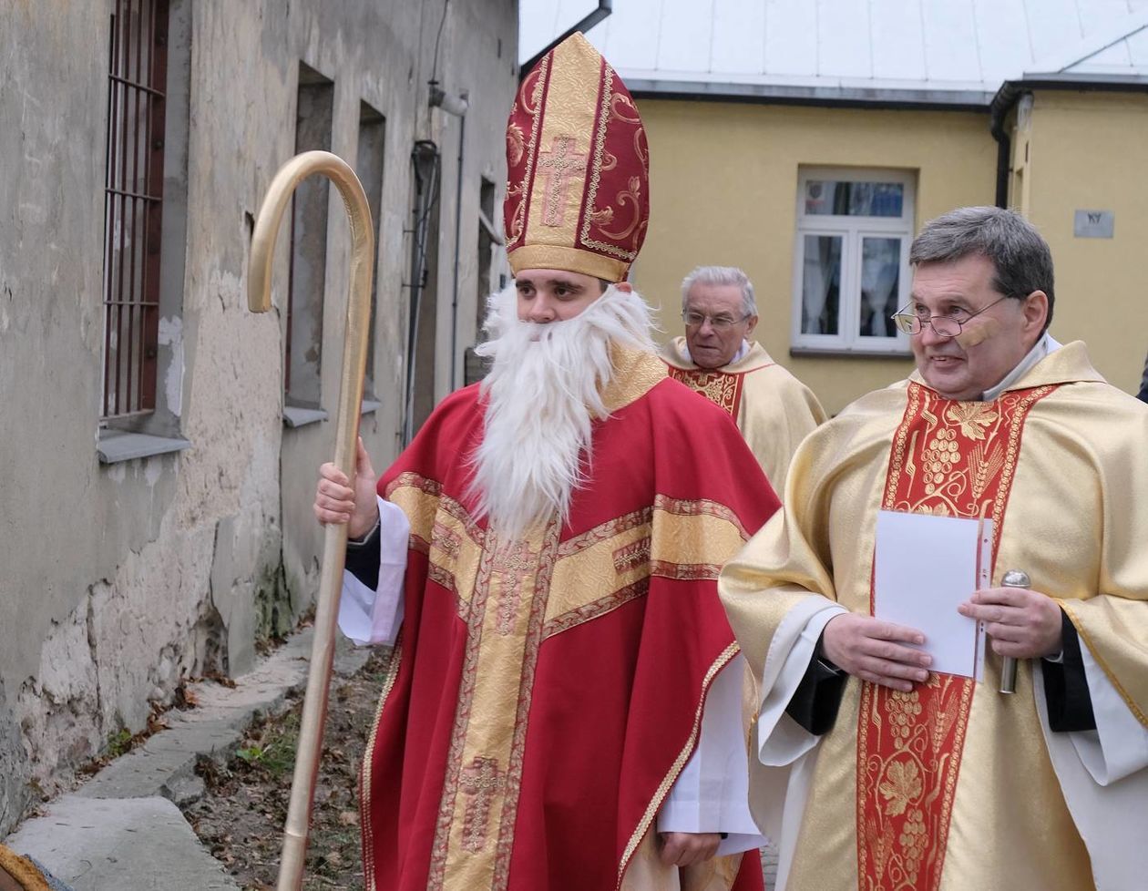  Św. Mikołaj wyrusza z prezentami z lubelskiej parafii pw. św. Mikołaja Biskupa (zdjęcie 1) - Autor: Maciej Kaczanowski