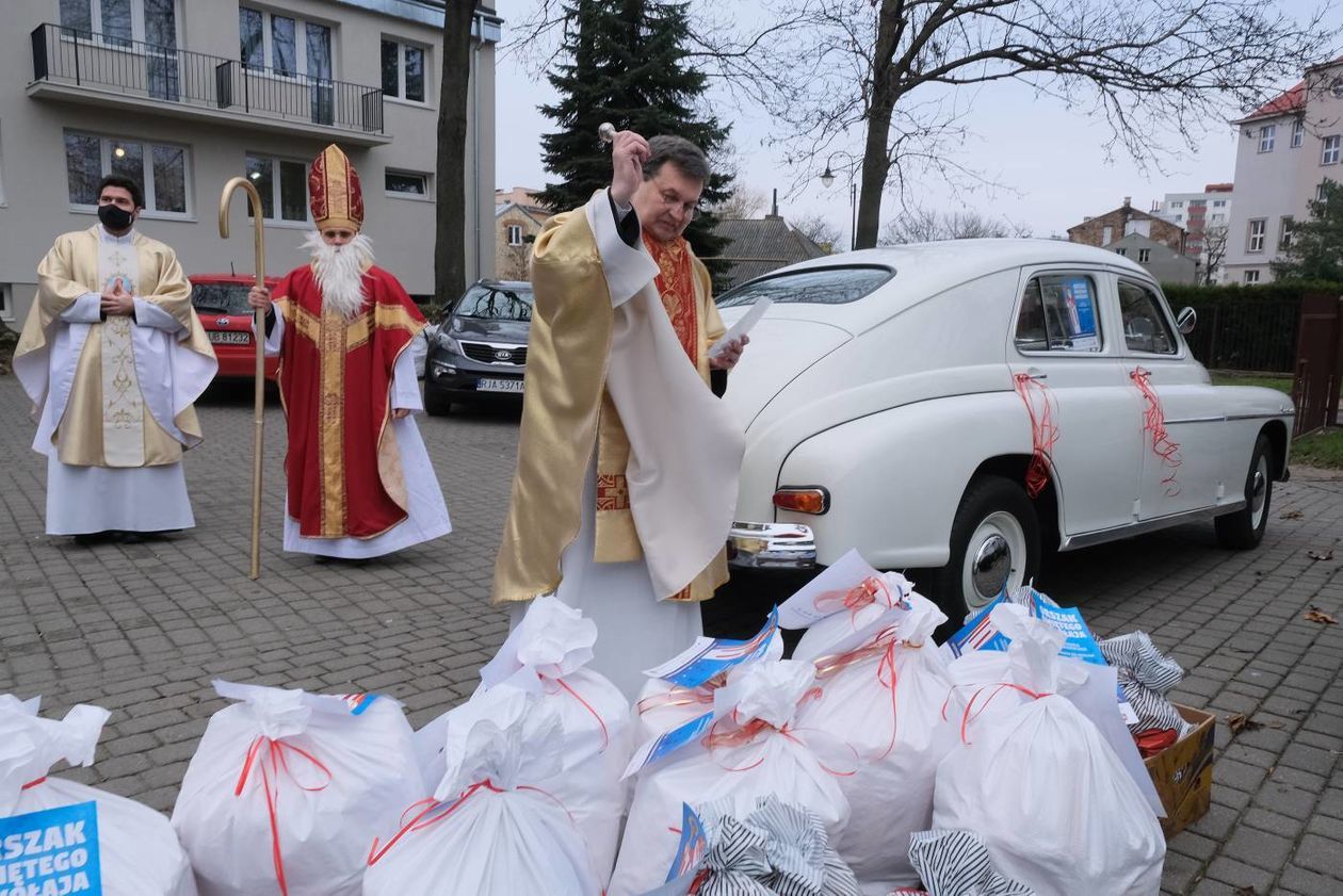  Św. Mikołaj wyrusza z prezentami z lubelskiej parafii pw. św. Mikołaja Biskupa (zdjęcie 1) - Autor: Maciej Kaczanowski