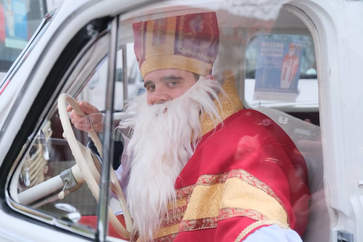  Św. Mikołaj wyrusza z prezentami z lubelskiej parafii pw. św. Mikołaja Biskupa (zdjęcie 1) - Autor: Maciej Kaczanowski