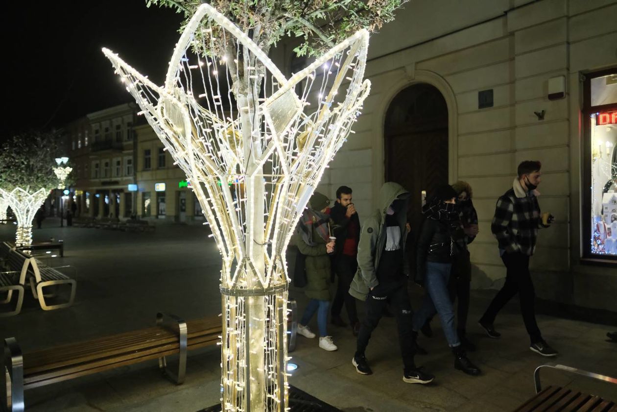  Świąteczna iluminacja miasta w komplecie: choinka już cieszy przechodniów (zdjęcie 1) - Autor: Maciej Kaczanowski