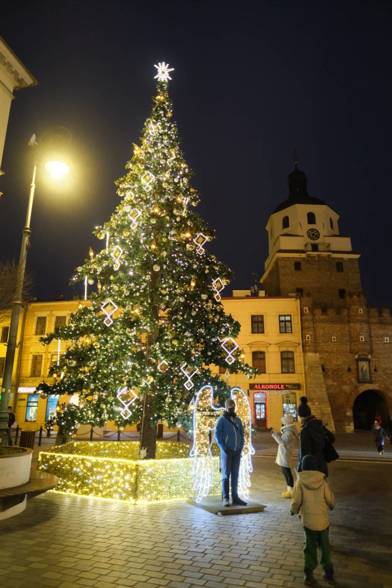  Świąteczna iluminacja miasta w komplecie: choinka już cieszy przechodniów (zdjęcie 1) - Autor: Maciej Kaczanowski