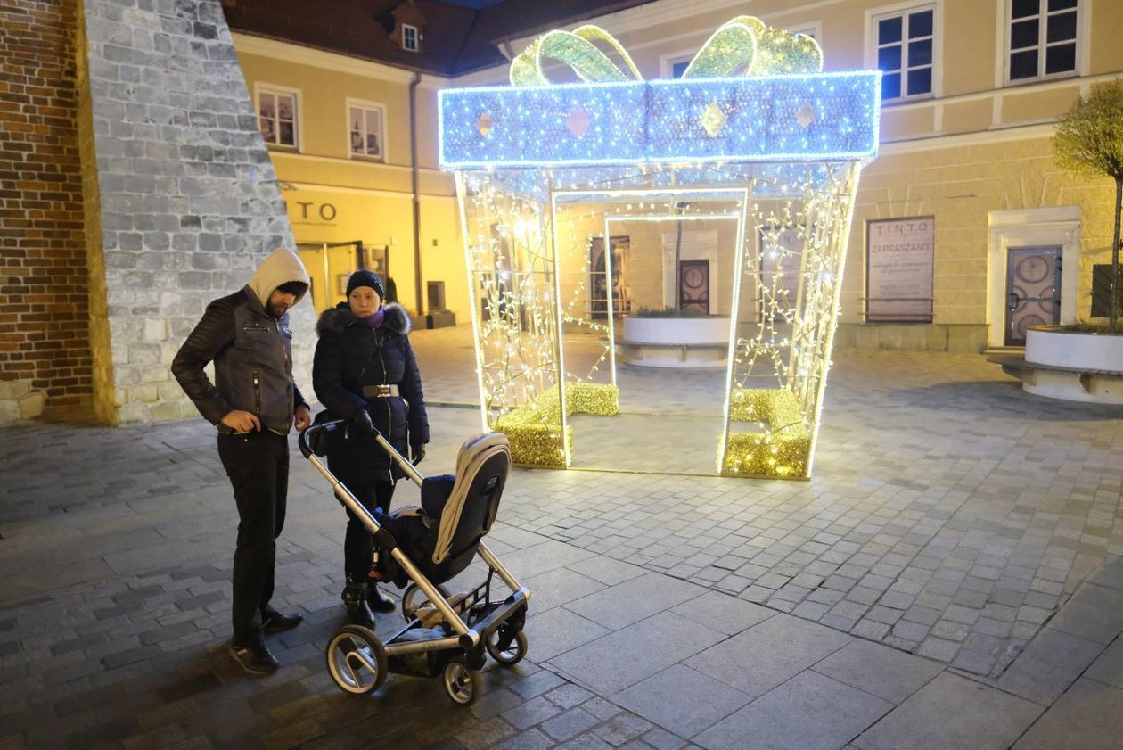  Świąteczna iluminacja miasta w komplecie: choinka już cieszy przechodniów (zdjęcie 1) - Autor: Maciej Kaczanowski