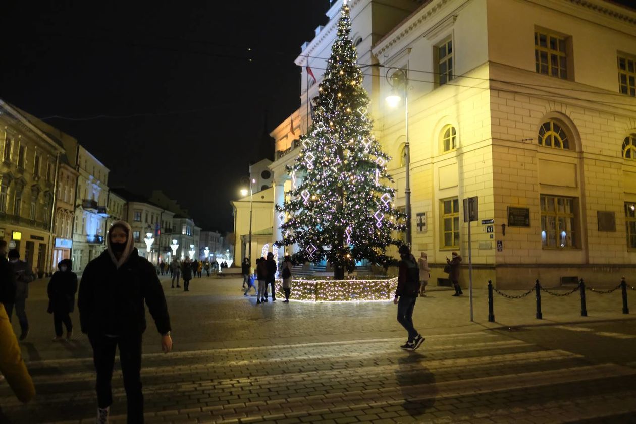  Świąteczna iluminacja miasta w komplecie: choinka już cieszy przechodniów (zdjęcie 1) - Autor: Maciej Kaczanowski