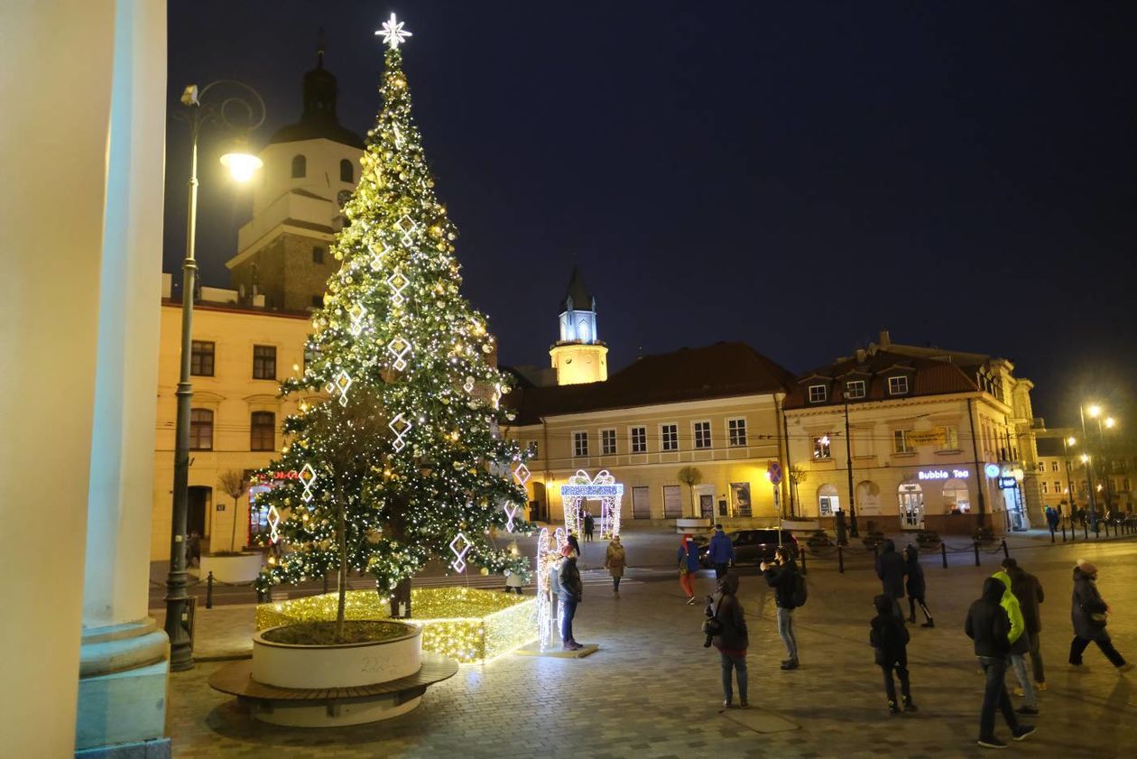  Świąteczna iluminacja miasta w komplecie: choinka już cieszy przechodniów (zdjęcie 1) - Autor: Maciej Kaczanowski