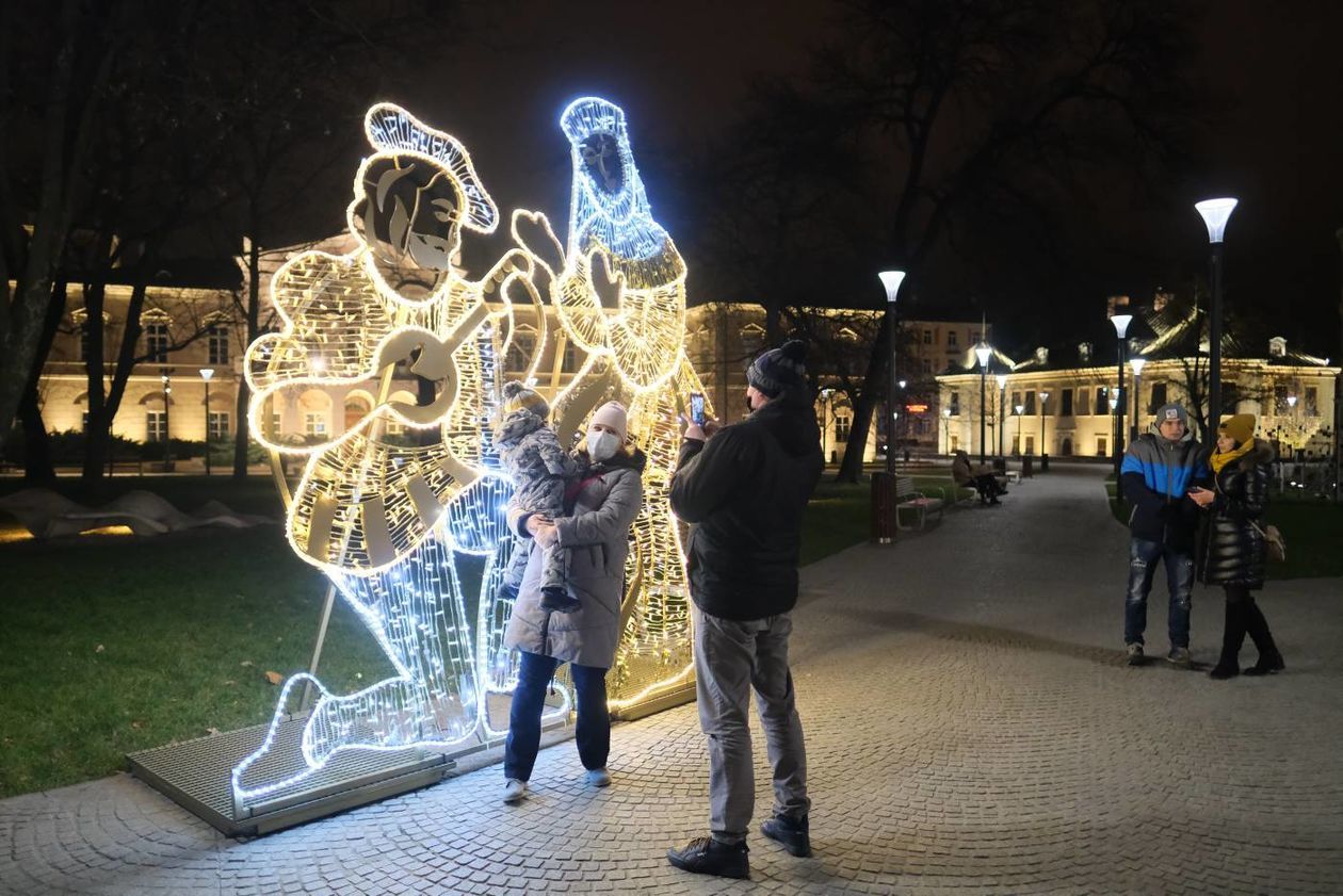  Świąteczna iluminacja miasta w komplecie: choinka już cieszy przechodniów (zdjęcie 1) - Autor: Maciej Kaczanowski