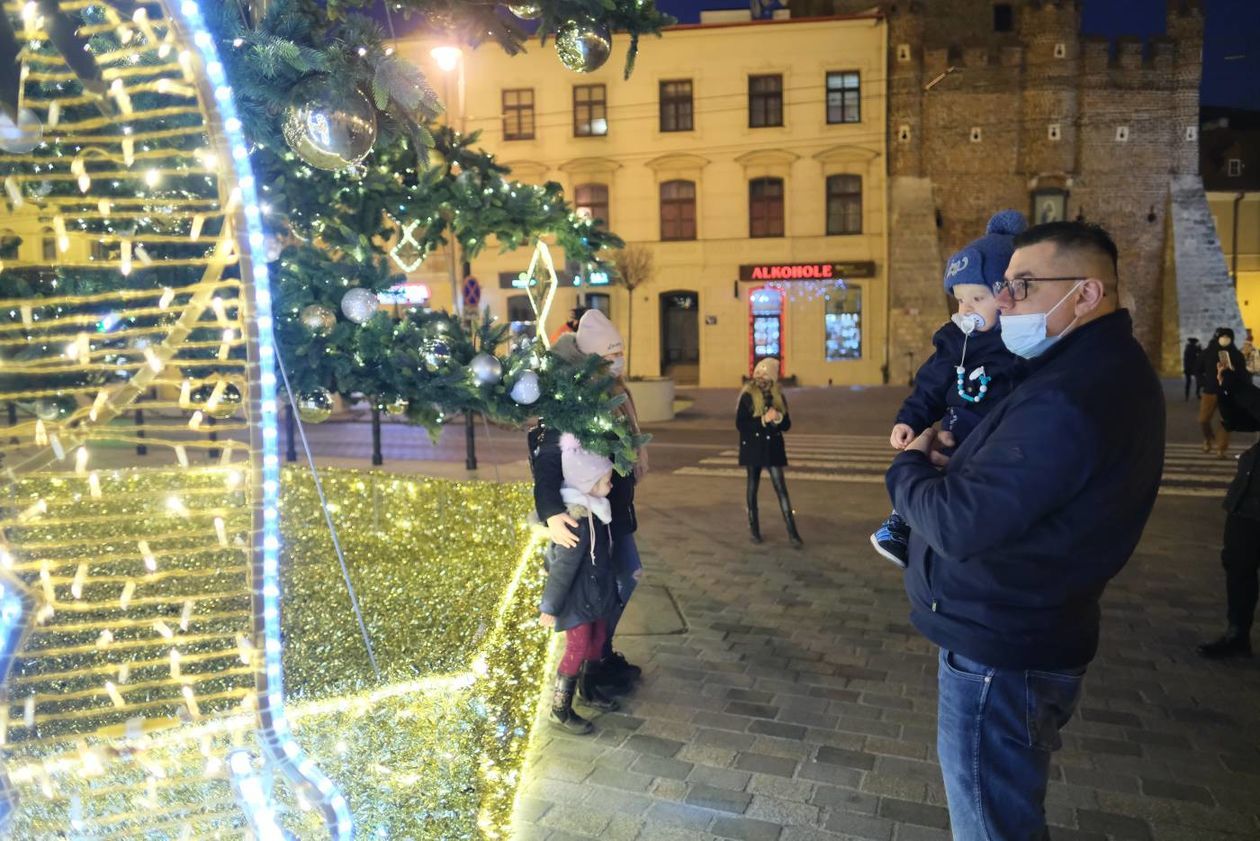  Świąteczna iluminacja miasta w komplecie: choinka już cieszy przechodniów (zdjęcie 1) - Autor: Maciej Kaczanowski