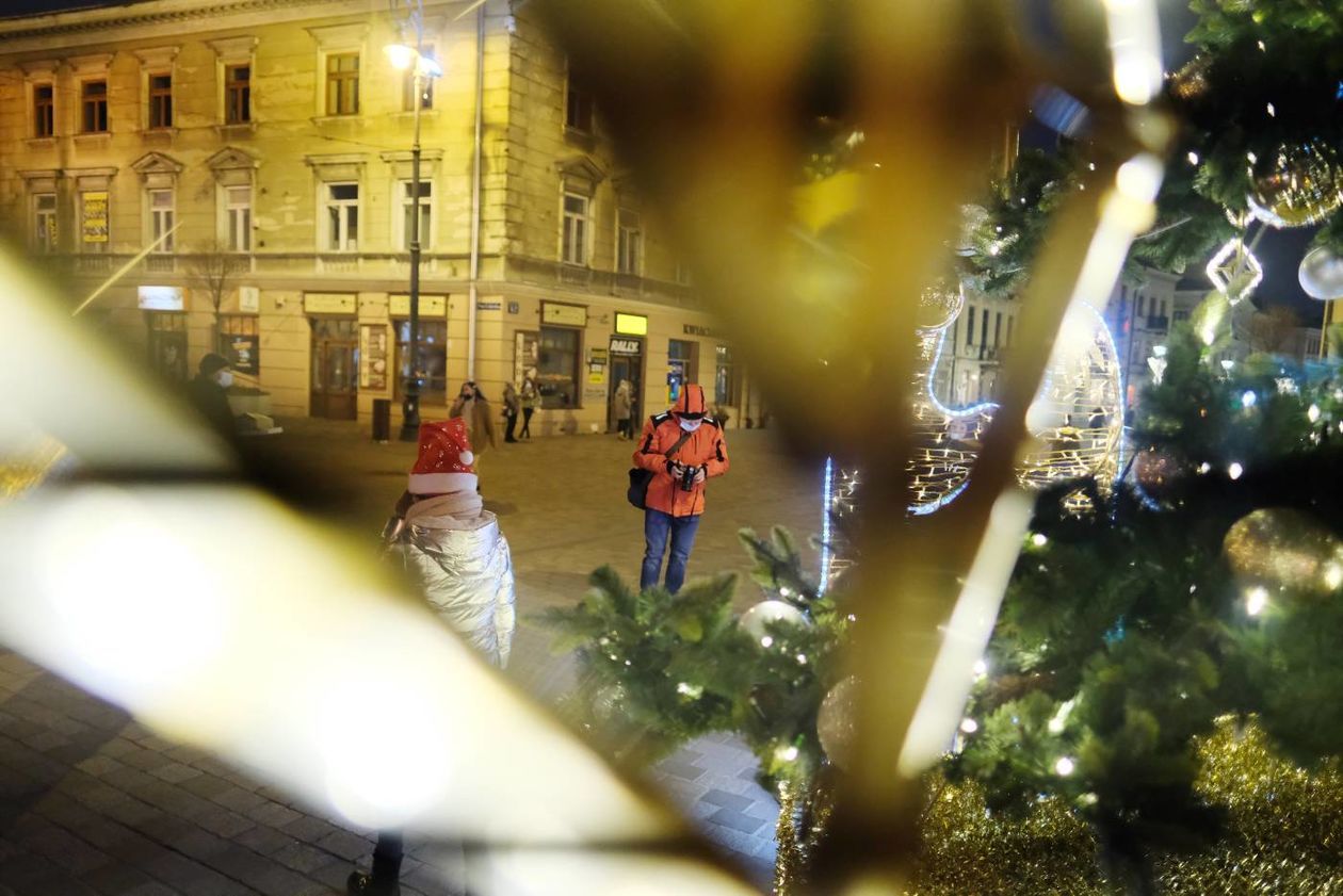  Świąteczna iluminacja miasta w komplecie: choinka już cieszy przechodniów (zdjęcie 1) - Autor: Maciej Kaczanowski