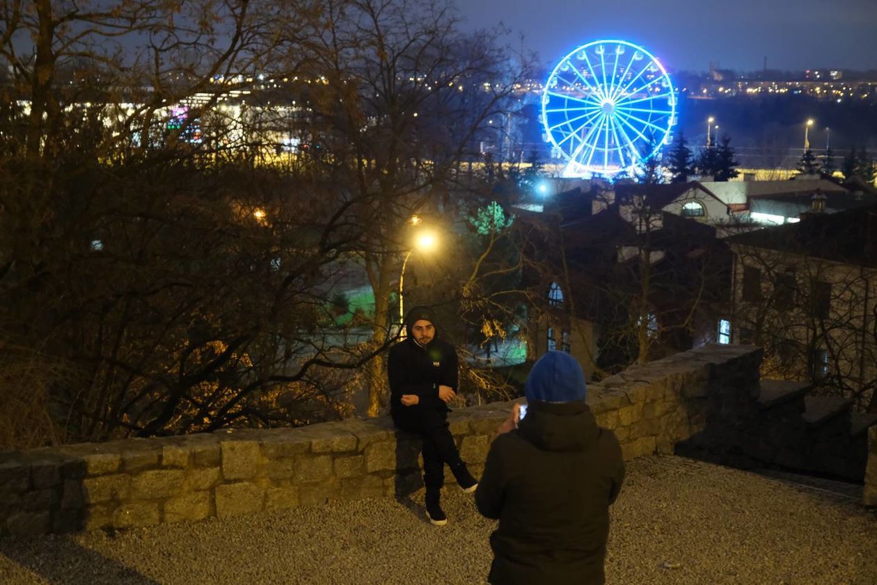  Świąteczna iluminacja miasta w komplecie: choinka już cieszy przechodniów (zdjęcie 1) - Autor: Maciej Kaczanowski