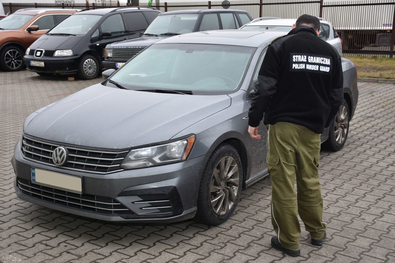  <p class="MsoNormal">Luty. Udało się zatrzymać Volkswagena Passata, kt&oacute;rym z Polski chciał wyjechać 48-letni obywatel Ukrainy. Nie udało się, bo wykryto, iż w aucie o wartości około 100 tys. zł, dokonano ingerencji w oznaczenia identyfikacyjne.</p>
<p>&nbsp;</p>
<p><!-- [if gte mso 9]><xml>
 <w:WordDocument>
  <w:View>Normal</w:View>
  <w:Zoom>0</w:Zoom>
  <w:HyphenationZone>21</w:HyphenationZone>
  <w:PunctuationKerning></w:PunctuationKerning>
  <w:ValidateAgainstSchemas></w:ValidateAgainstSchemas>
  <w:SaveIfXMLInvalid>false</w:SaveIfXMLInvalid>
  <w:IgnoreMixedContent>false</w:IgnoreMixedContent>
  <w:AlwaysShowPlaceholderText>false</w:AlwaysShowPlaceholderText>
  <w:Compatibility>
   <w:BreakWrappedTables></w:BreakWrappedTables>
   <w:SnapToGridInCell></w:SnapToGridInCell>
   <w:WrapTextWithPunct></w:WrapTextWithPunct>
   <w:UseAsianBreakRules></w:UseAsianBreakRules>
   <w:DontGrowAutofit></w:DontGrowAutofit>
  </w:Compatibility>
  <w:BrowserLevel>MicrosoftInternetExplorer4</w:BrowserLevel>
 </w:WordDocument>
</xml><![endif]--><!-- [if gte mso 9]><xml>
 <w:LatentStyles DefLockedState="false" LatentStyleCount="156">
 </w:LatentStyles>
</xml><![endif]--><!-- [if gte mso 10]>
<style>
 /* Style Definitions */
 table.MsoNormalTable
	{mso-style-name:Standardowy;
	mso-tstyle-rowband-size:0;
	mso-tstyle-colband-size:0;
	mso-style-noshow:yes;
	mso-style-parent:"";
	mso-padding-alt:0cm 5.4pt 0cm 5.4pt;
	mso-para-margin:0cm;
	mso-para-margin-bottom:.0001pt;
	mso-pagination:widow-orphan;
	font-size:10.0pt;
	font-family:"Times New Roman";
	mso-ansi-language:#0400;
	mso-fareast-language:#0400;
	mso-bidi-language:#0400;}
</style>
<![endif]--></p>
