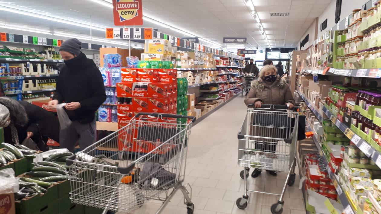  Tłumy klientów sklepach Lidl i Auchan (zdjęcie 1) - Autor: Maciej Kaczanowski