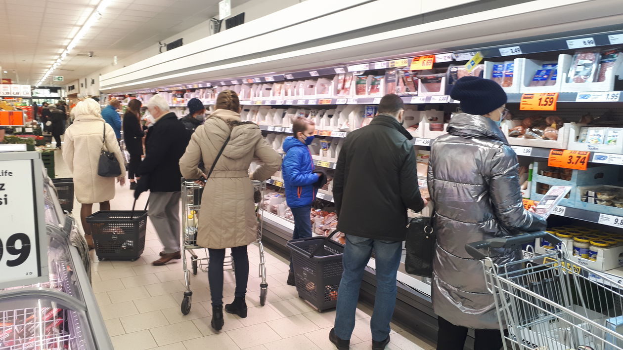  Tłumy klientów sklepach Lidl i Auchan (zdjęcie 1) - Autor: Maciej Kaczanowski