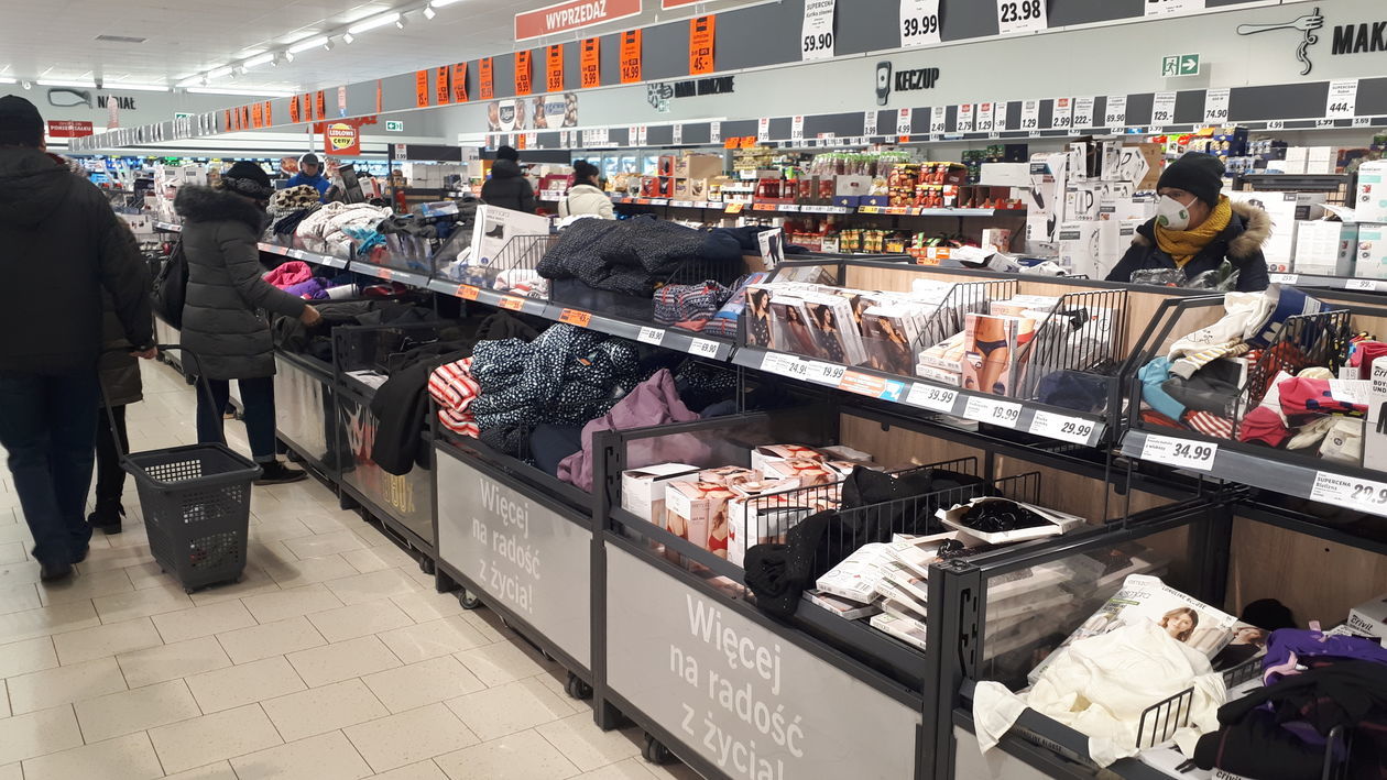  Tłumy klientów sklepach Lidl i Auchan (zdjęcie 1) - Autor: Maciej Kaczanowski