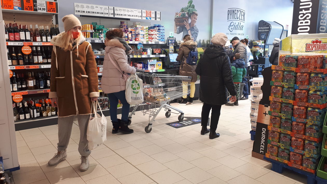  Tłumy klientów sklepach Lidl i Auchan (zdjęcie 1) - Autor: Maciej Kaczanowski