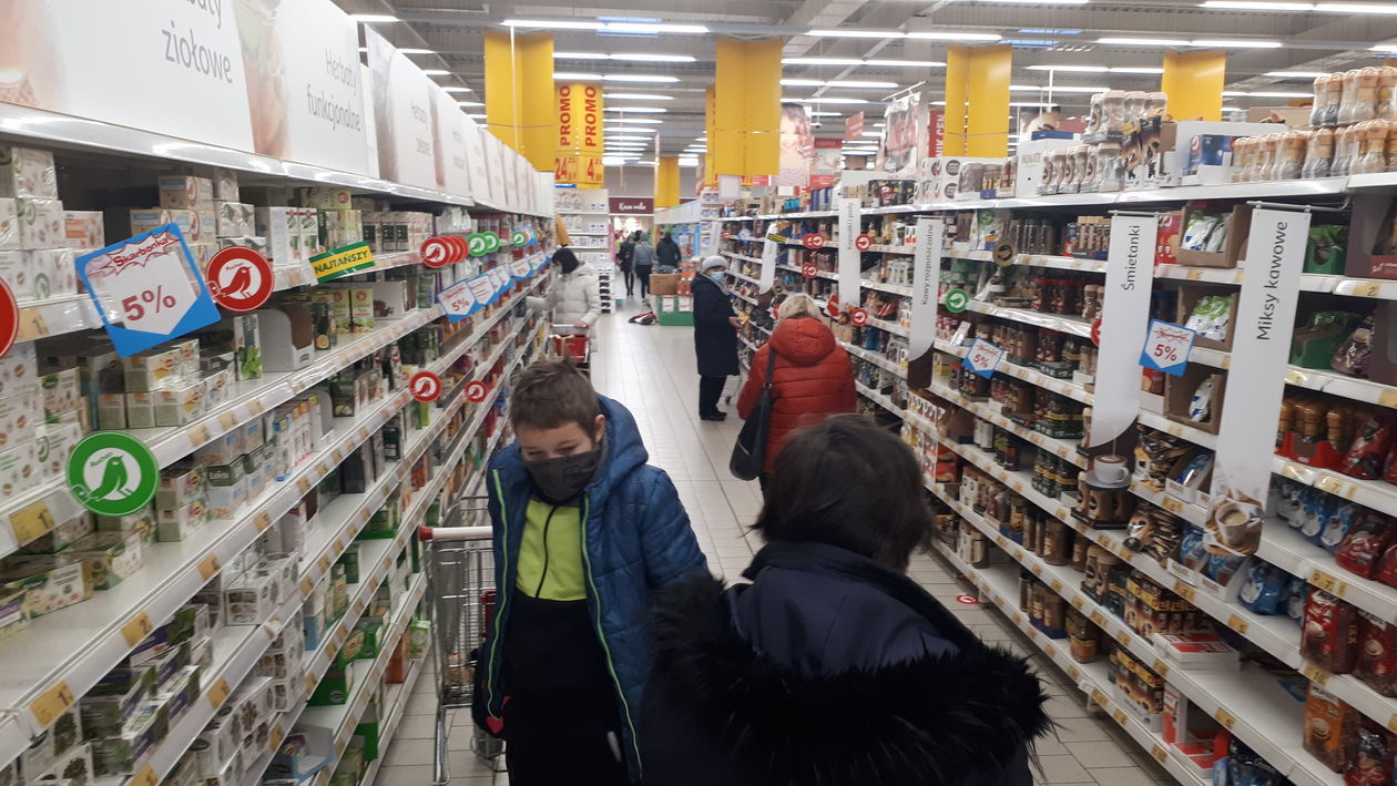  Tłumy klientów sklepach Lidl i Auchan (zdjęcie 1) - Autor: Maciej Kaczanowski