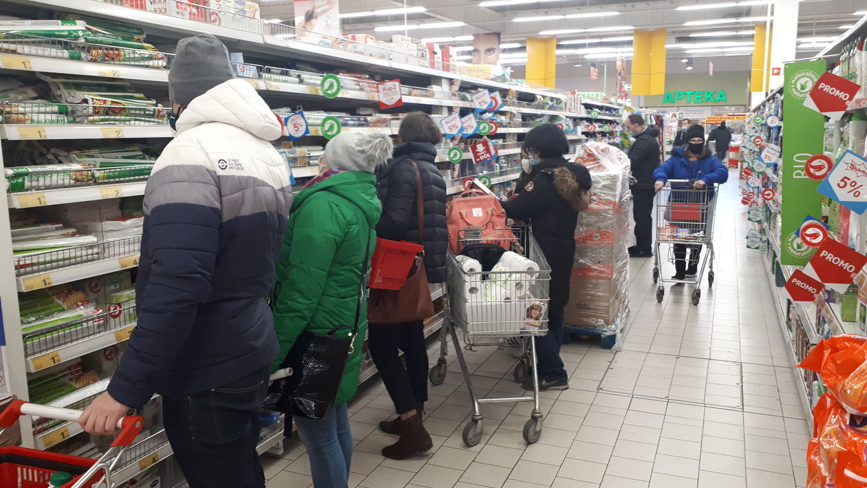 Tłumy klientów sklepach Lidl i Auchan - Autor: Maciej Kaczanowski